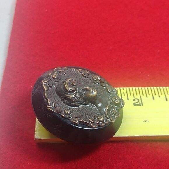 Vintage Figural Bakelite Sewing Button Coat/Cape Cottagecore Grandmacore - Picture 4 of 4